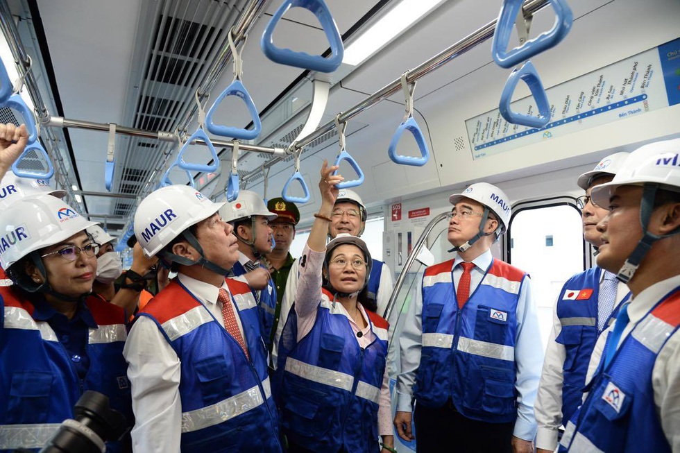 Bí thư Nguyễn Thiện Nhân trải nghiệm tàu metro số 1 - Ảnh 7. Bí thư Nguyễn Thiện Nhân trải nghiệm tàu metro số 1 - Ảnh 7.