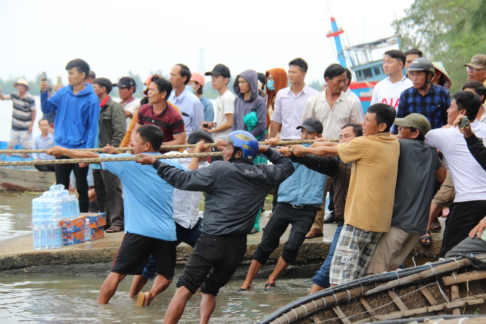 Trục vớt tàu tìm hai cha con mất tích khi chìm tàu cá trên sông Trường Giang - Ảnh 6. Trục vớt tàu tìm hai cha con mất tích khi chìm tàu cá trên sông Trường Giang - Ảnh 6.