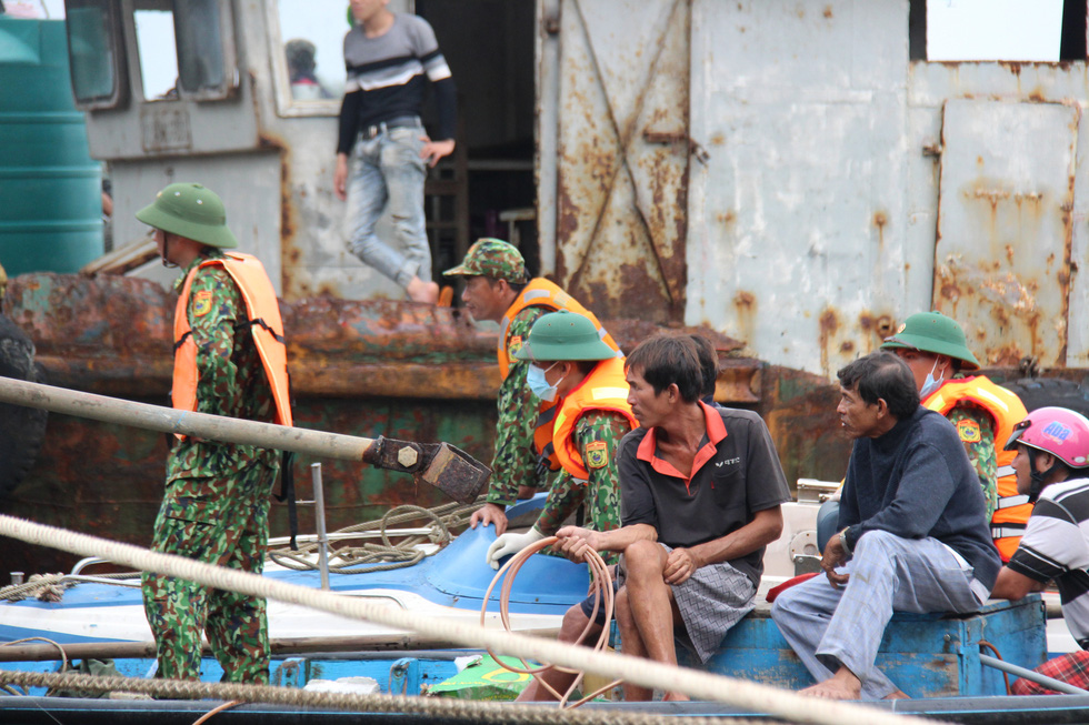 Trục vớt tàu tìm hai cha con mất tích khi chìm tàu cá trên sông Trường Giang - Ảnh 3.