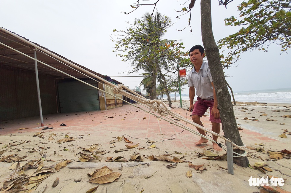 Hối hả tạo hào tránh sóng chống bão số 7 trên biển Cửa Lò - Ảnh 6. Hối hả tạo hào tránh sóng chống bão số 7 trên biển Cửa Lò - Ảnh 6.