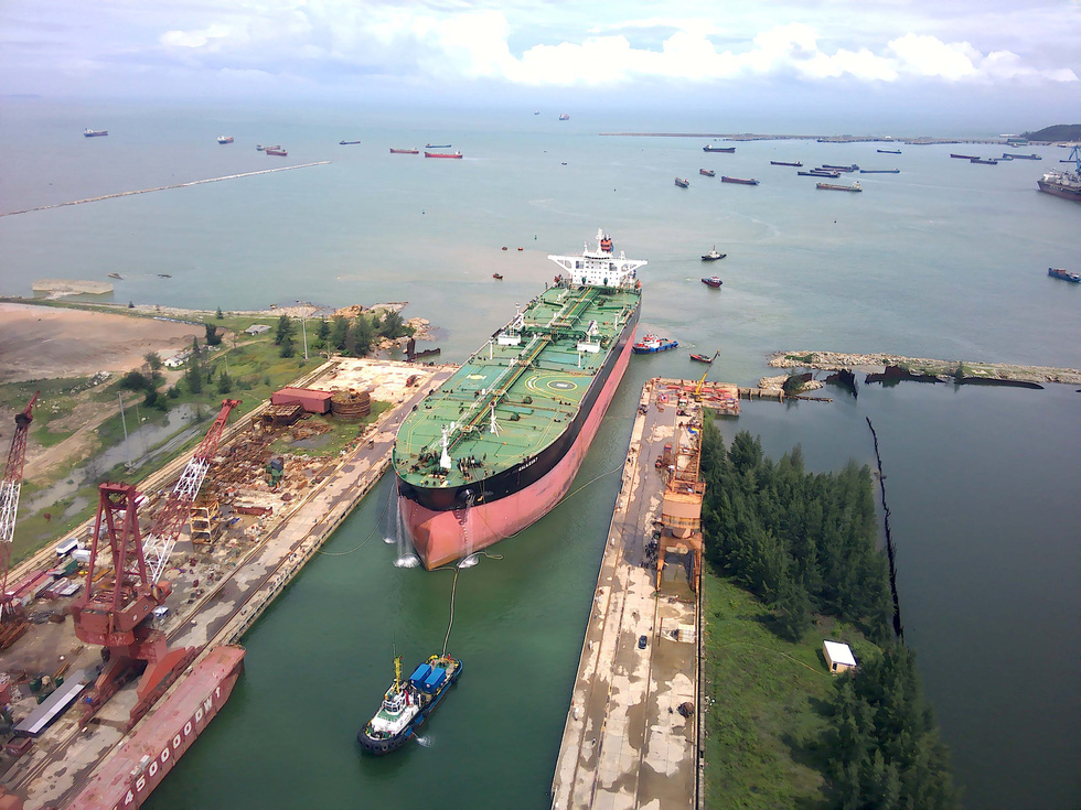 Cận cảnh lai dắt tàu khủng to hơn tàu sân bay vào bờ ở Dung Quất - Ảnh 1.