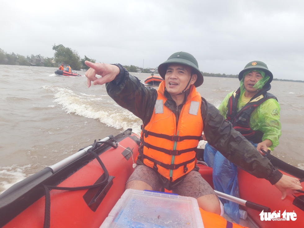 Theo chân đội xuồng hơi giải cứu gần 100 người mắc kẹt trong lũ - Ảnh 2. Theo chân đội xuồng hơi giải cứu gần 100 người mắc kẹt trong lũ - Ảnh 2.