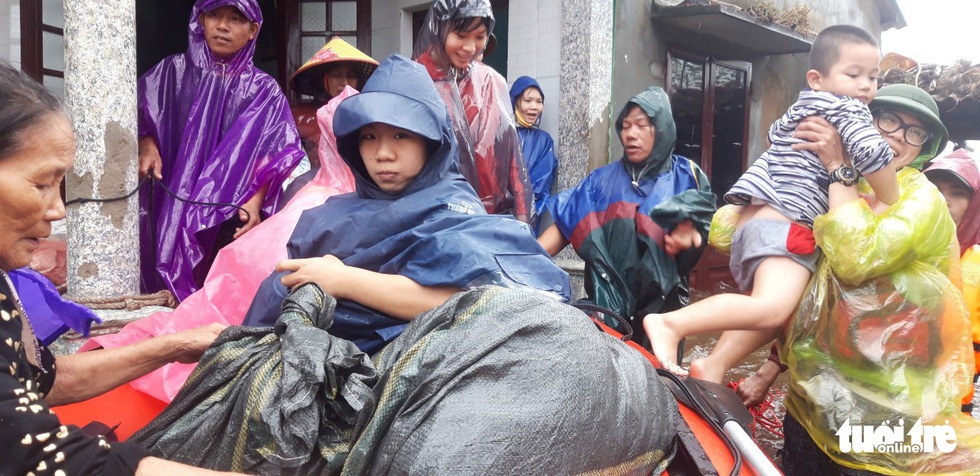 Theo chân đội xuồng hơi giải cứu gần 100 người mắc kẹt trong lũ - Ảnh 4. Theo chân đội xuồng hơi giải cứu gần 100 người mắc kẹt trong lũ - Ảnh 4.