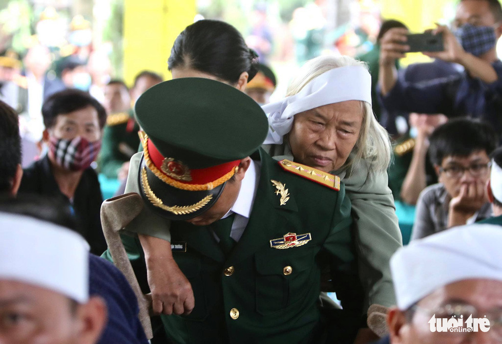 Tears of soldiers died during the visiting ceremony and memorial service for 13 soldiers and cadres - Photo 11.