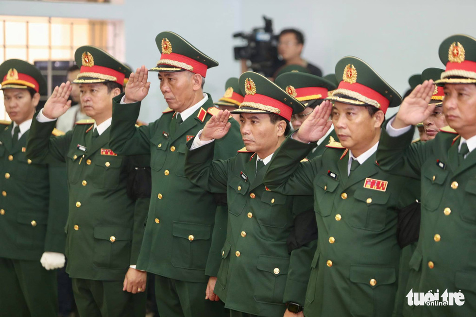 Tears of soldiers died during the visiting ceremony and the funeral of 13 soldiers and cadres - Photo 7.