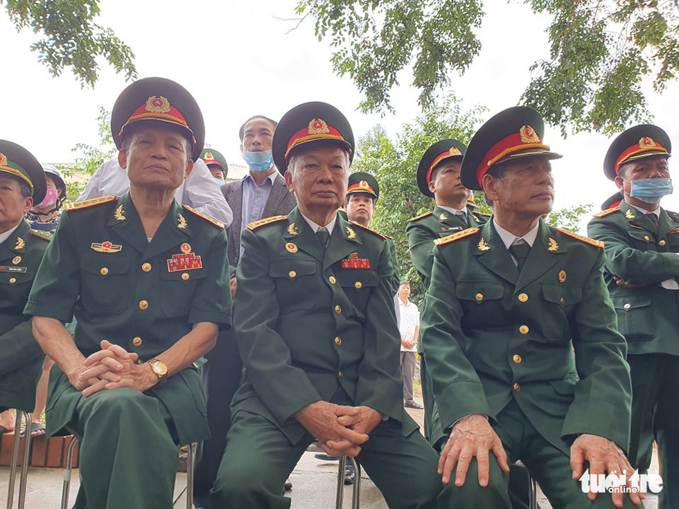 Soldiers' tears died during the visiting ceremony and commemorative service of 13 soldiers and cadres - Photo 12.