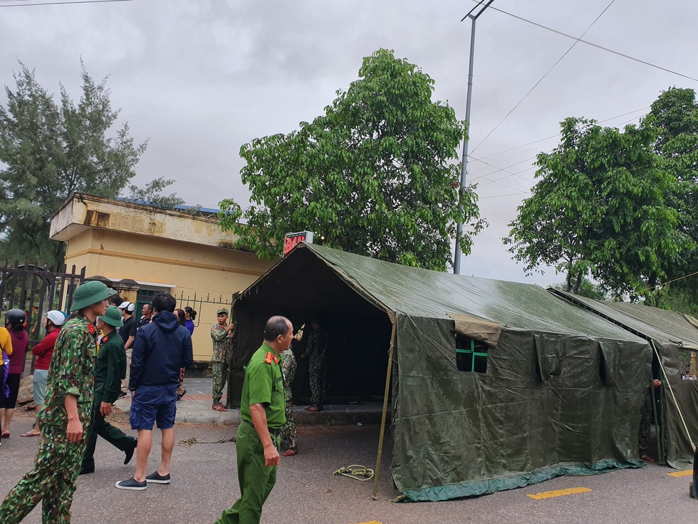 Đưa thi thể 22 chiến sĩ về Đông Hà: Nỗi đau thấu trời đất - Ảnh 2.