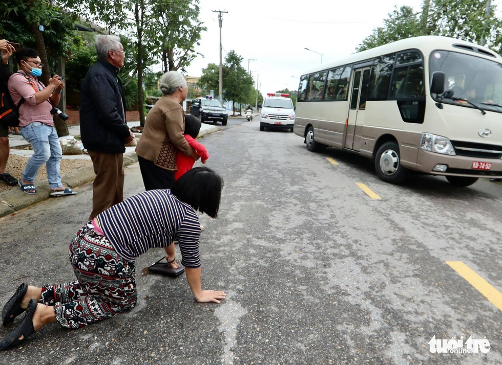 Đưa thi thể 22 chiến sĩ về Đông Hà: Nỗi đau thấu trời đất - Ảnh 11.