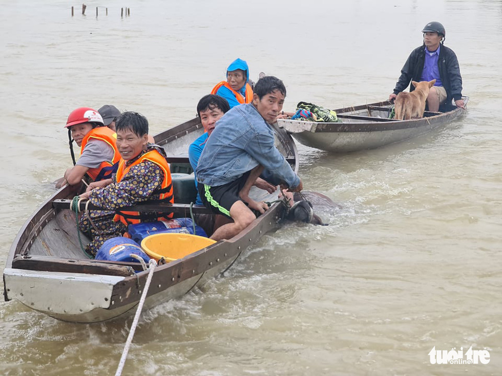 Nước lên nhanh có chỗ 3 mét, dân Quảng Bình tất tả chạy lũ - Ảnh 8.