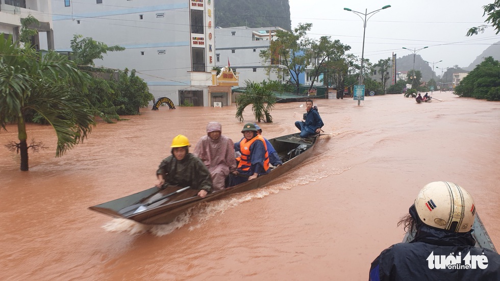 Thị trấn Phong Nha bị nhấn chìm trong lũ - Ảnh 9. Thị trấn Phong Nha bị nhấn chìm trong lũ - Ảnh 9.