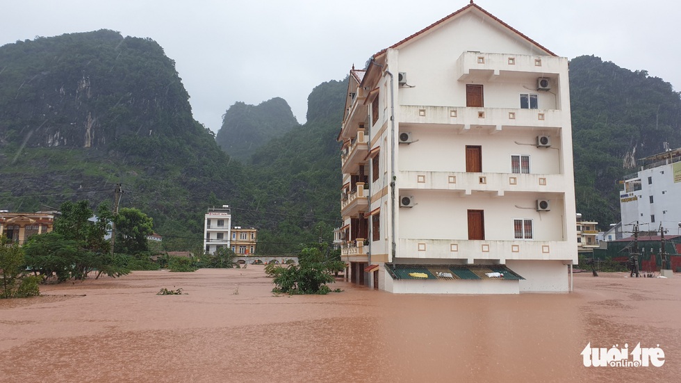 Thị trấn Phong Nha bị nhấn chìm trong lũ - Ảnh 12. Thị trấn Phong Nha bị nhấn chìm trong lũ - Ảnh 12.