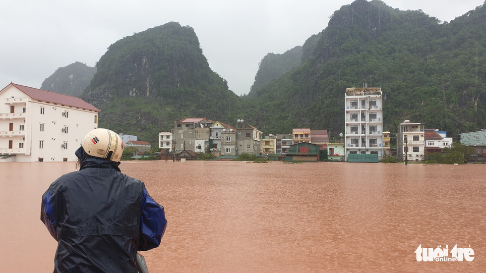 Thị trấn Phong Nha bị nhấn chìm trong lũ - Ảnh 2. Thị trấn Phong Nha bị nhấn chìm trong lũ - Ảnh 2.