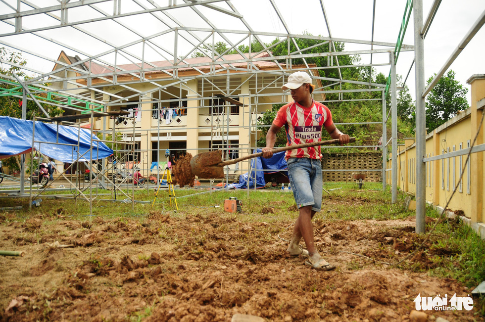 Học trò sơ tán, lội 40km bùn đất đi học gửi - Ảnh 9.