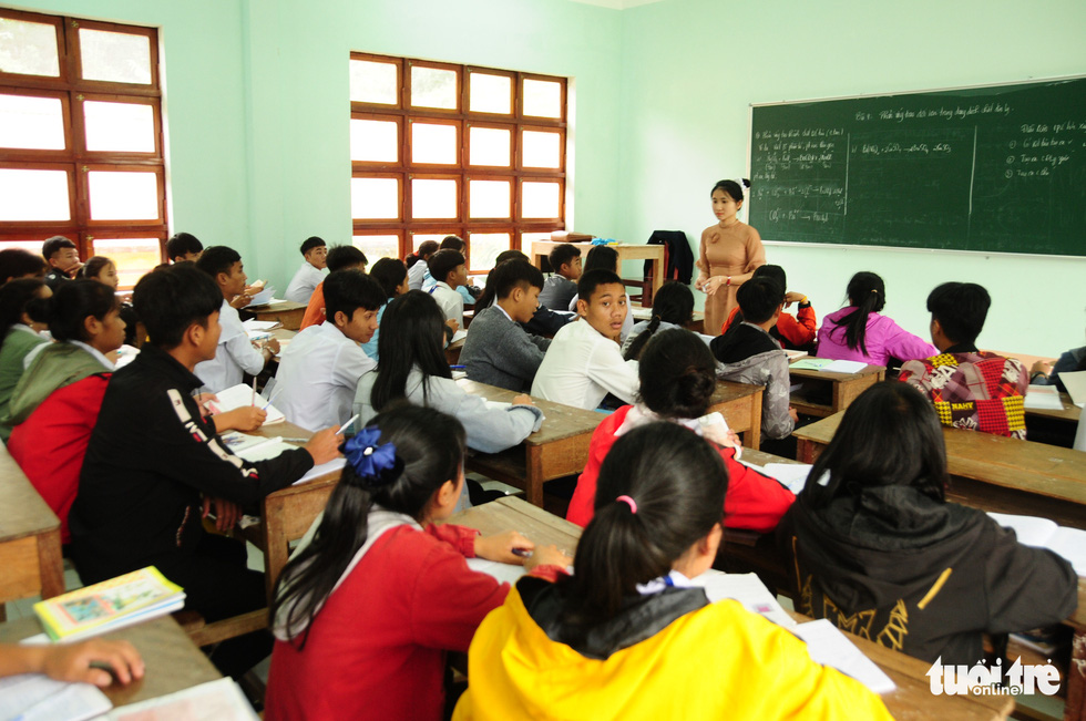 Học trò sơ tán, lội 40km bùn đất đi học gửi - Ảnh 10.