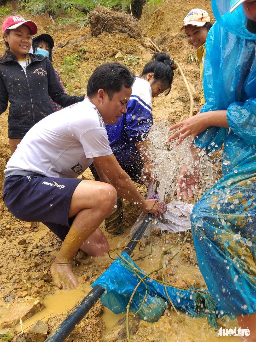 Học trò sơ tán, lội 40km bùn đất đi học gửi - Ảnh 11.