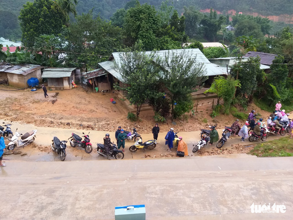 Học trò sơ tán, lội 40km bùn đất đi học gửi - Ảnh 13.