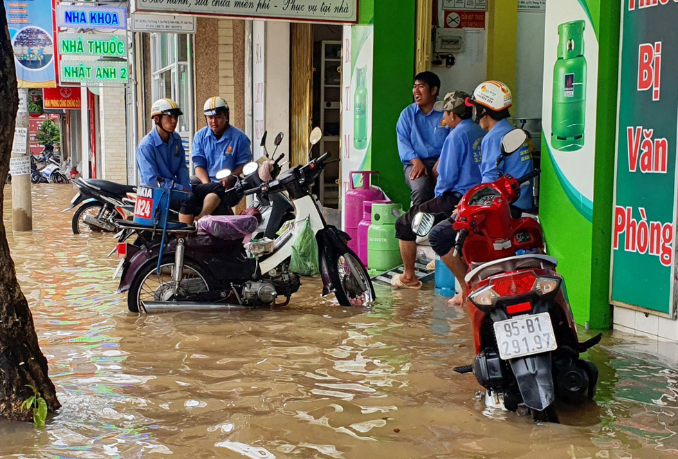 Bì bõm lội nước đi làm, đi học giữa triều cường ở Cần Thơ - Ảnh 8.