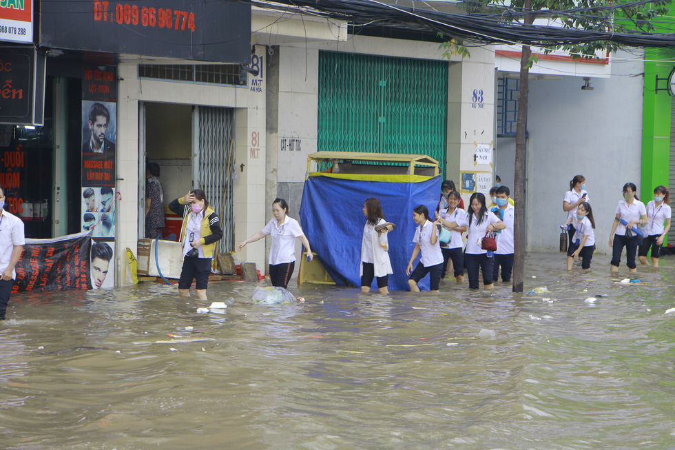 Bì bõm lội nước đi làm, đi học giữa triều cường ở Cần Thơ - Ảnh 2.