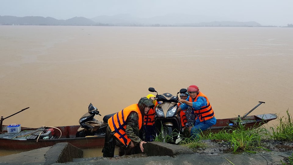 Nước lên nhanh có chỗ 3 mét, dân Quảng Bình tất tả chạy lũ - Ảnh 11. Nước lên nhanh có chỗ 3 mét, dân Quảng Bình tất tả chạy lũ - Ảnh 11.