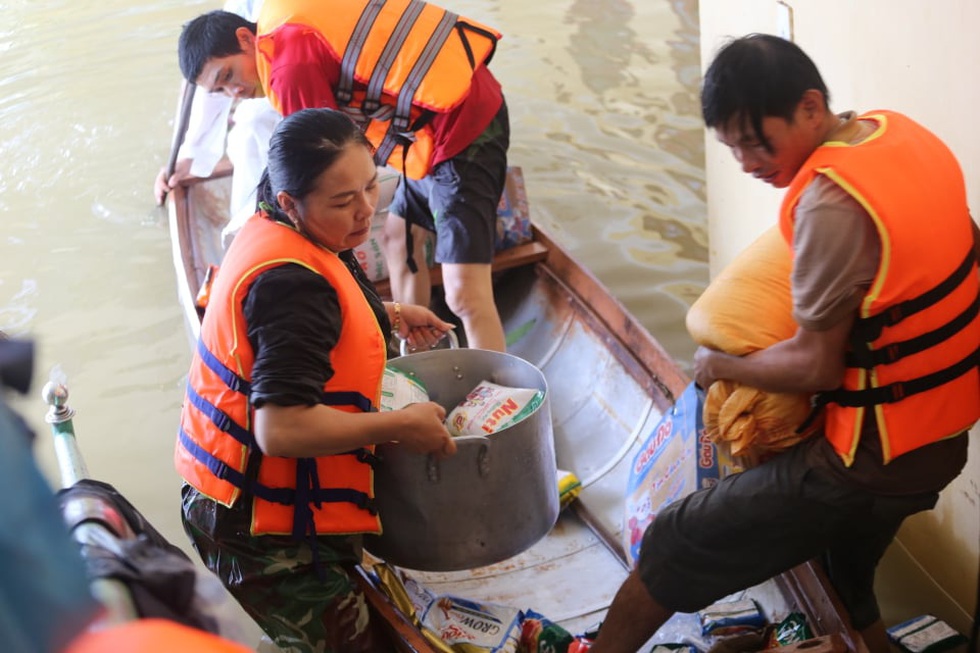 Nước lên nhanh có chỗ 3 mét, dân Quảng Bình tất tả chạy lũ - Ảnh 2. Nước lên nhanh có chỗ 3 mét, dân Quảng Bình tất tả chạy lũ - Ảnh 2.