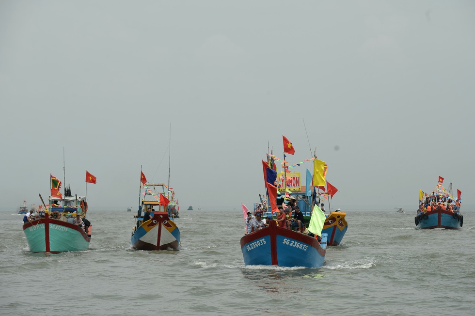 Hàng trăm tàu thuyền dự lễ hội Nghinh Ông - Ảnh 2. Hàng trăm tàu thuyền dự lễ hội Nghinh Ông - Ảnh 2.