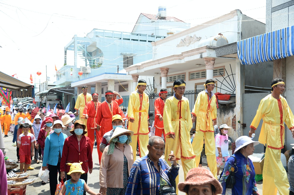 Hàng trăm tàu thuyền dự lễ hội Nghinh Ông - Ảnh 9. Hàng trăm tàu thuyền dự lễ hội Nghinh Ông - Ảnh 9.