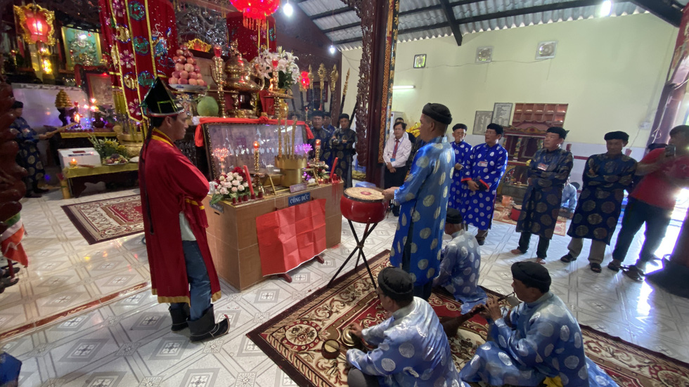 Hàng trăm tàu thuyền dự lễ hội Nghinh Ông - Ảnh 10. Hàng trăm tàu thuyền dự lễ hội Nghinh Ông - Ảnh 10.