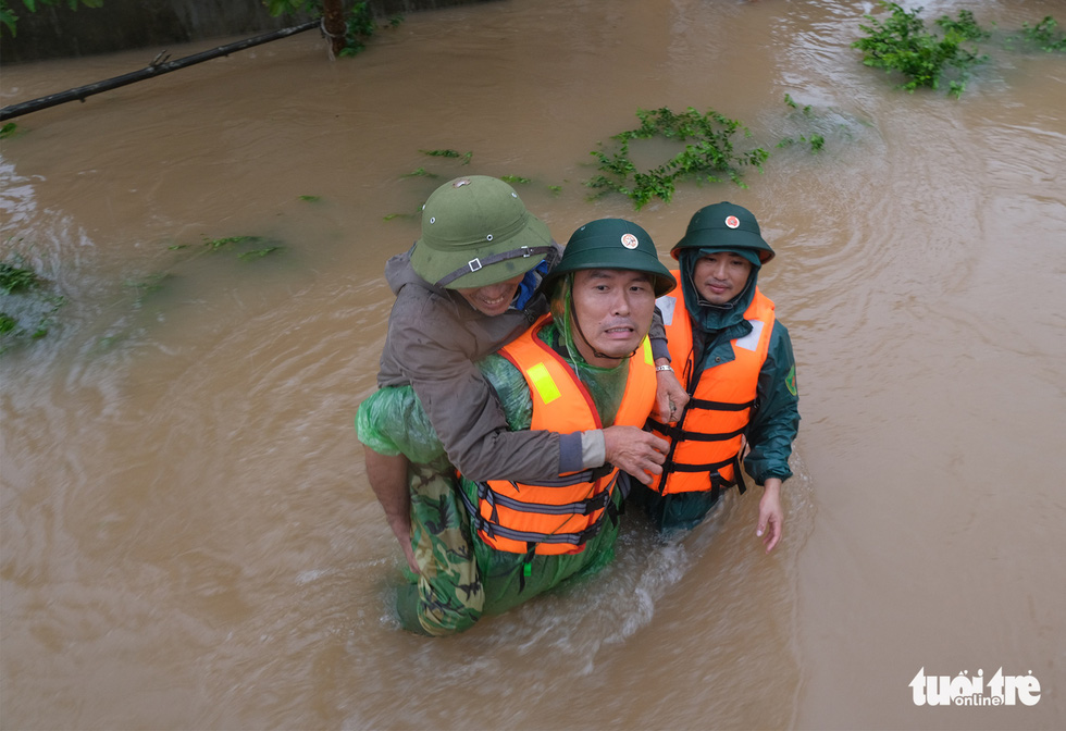 Cẩm Xuyên ngập trong biển nước - Ảnh 15.