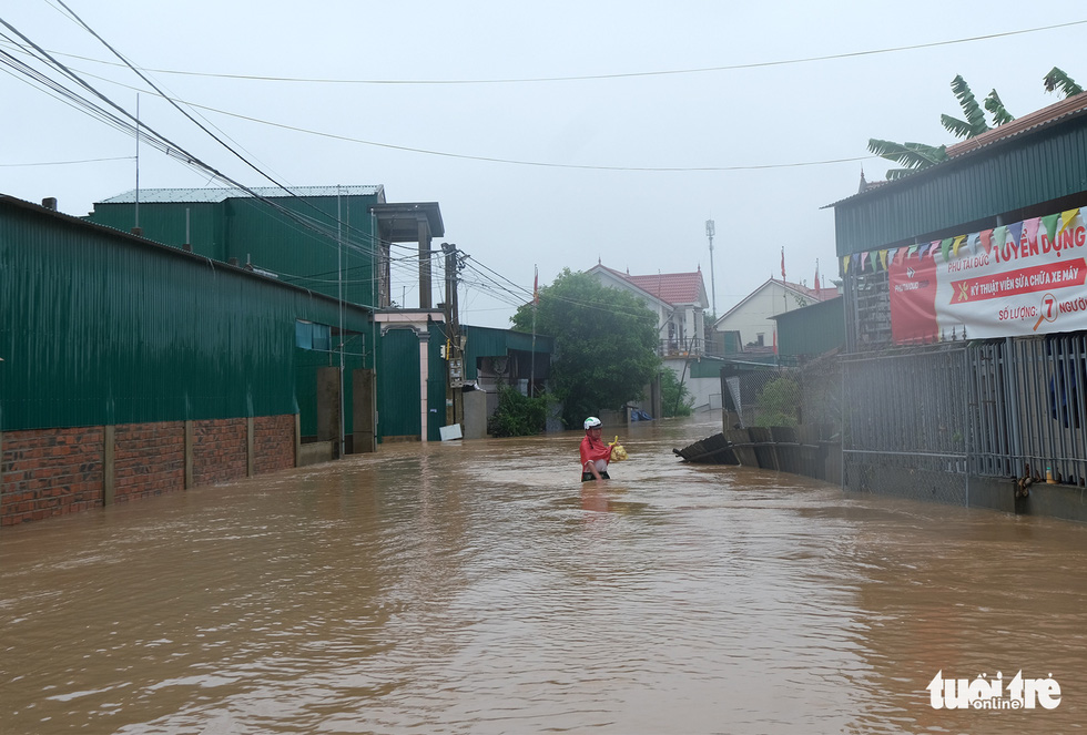 Cẩm Xuyên ngập trong biển nước - Ảnh 12.