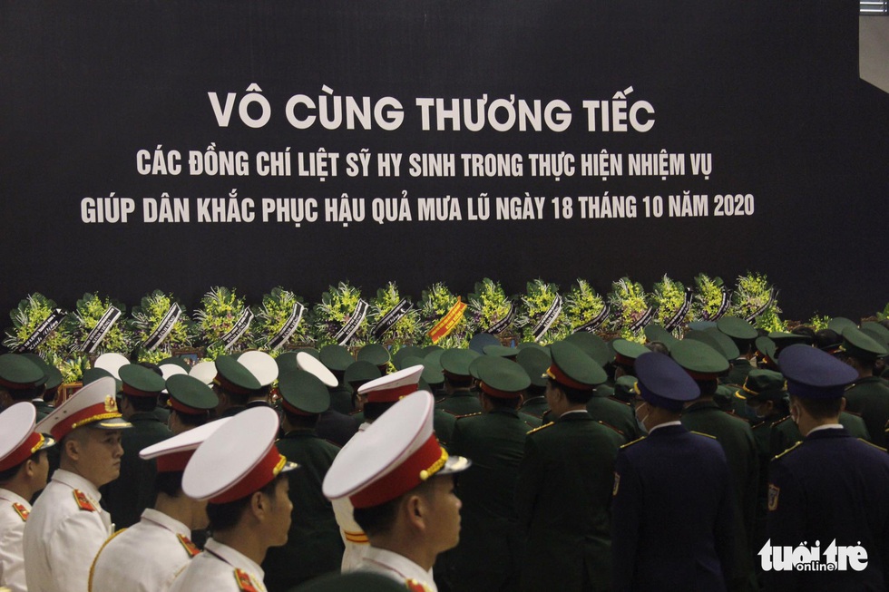 Lễ truy điệu 22 chiến sĩ Đoàn Kinh tế quốc phòng 337: Tiễn các anh về với quê nhà - Ảnh 10. Lễ truy điệu 22 chiến sĩ Đoàn Kinh tế quốc phòng 337: Tiễn các anh về với quê nhà - Ảnh 10.