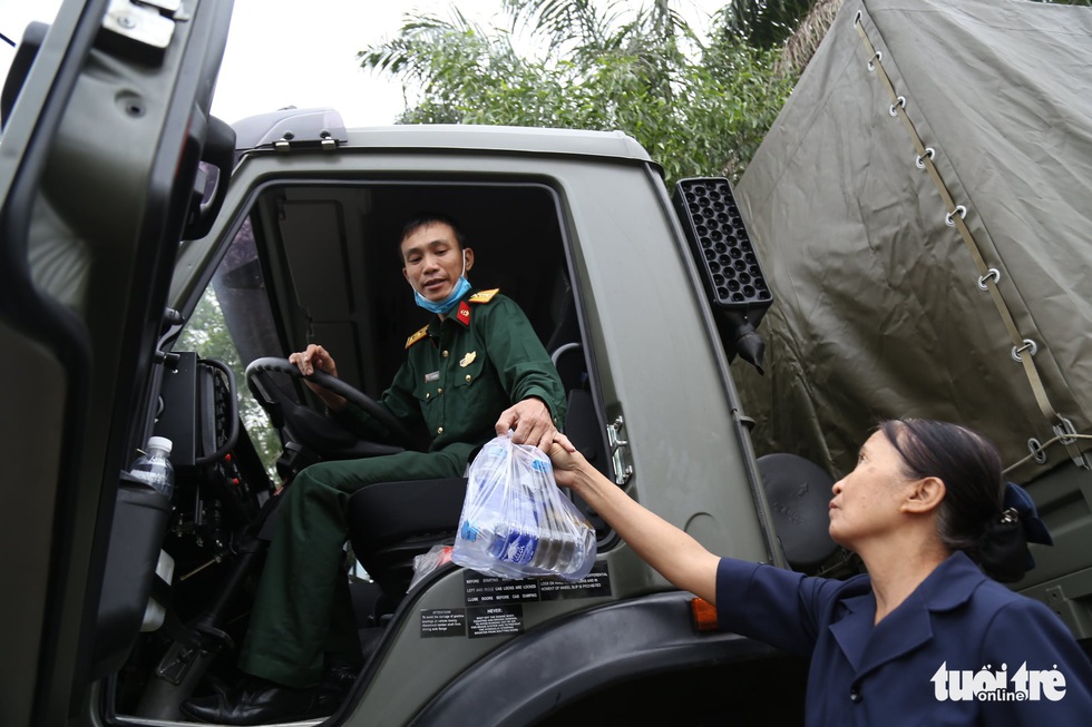Lễ truy điệu 22 chiến sĩ Đoàn Kinh tế quốc phòng 337: Tiễn các anh về với quê nhà - Ảnh 18. Lễ truy điệu 22 chiến sĩ Đoàn Kinh tế quốc phòng 337: Tiễn các anh về với quê nhà - Ảnh 18.