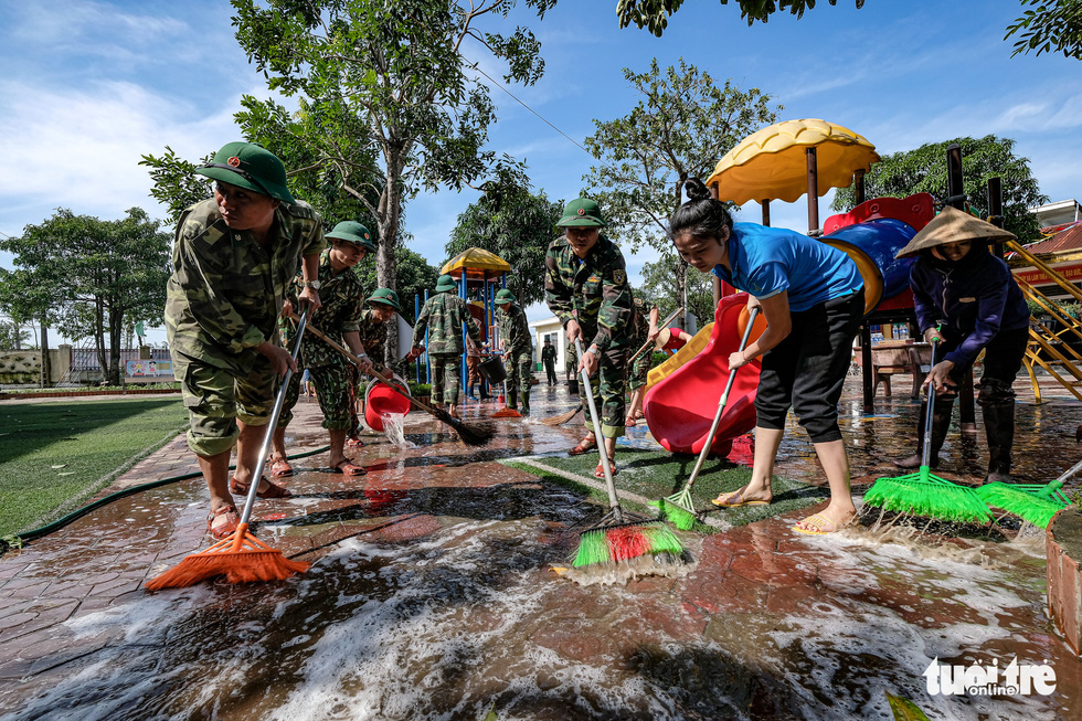 Ở rốn lũ Cẩm Xuyên: Nước rút, gầy dựng lại cuộc sống - Ảnh 16.