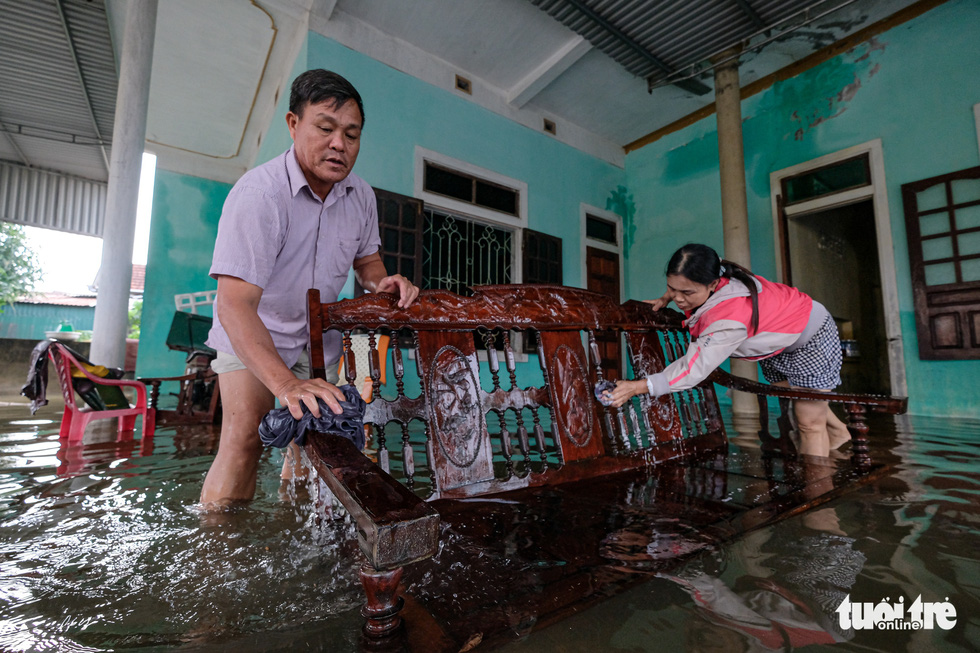 Ở rốn lũ Cẩm Xuyên: Nước rút, gầy dựng lại cuộc sống - Ảnh 11.