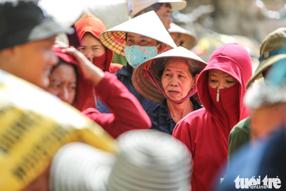 Thương người dân vùng lũ xếp hàng, nhường nhịn nhau nhận hàng cứu trợ - Ảnh 5.