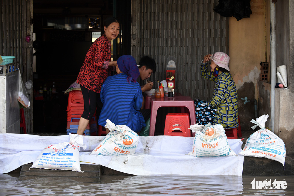 Mưa 2 tiếng, cống không thoát, nước ngập từ đêm tới trưa - Ảnh 2.