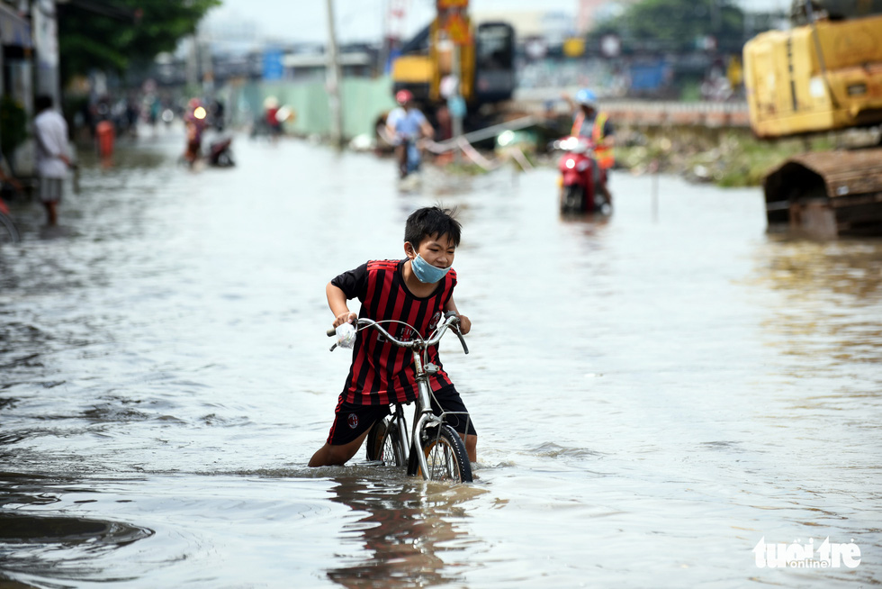 Mưa 2 tiếng, cống không thoát, nước ngập từ đêm tới trưa - Ảnh 9.