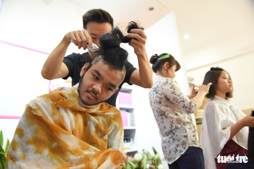 Cảm động bạn trẻ Sài Gòn ‘cắt phăng’ mái tóc gửi tặng bệnh nhân ung thư - Ảnh 3.