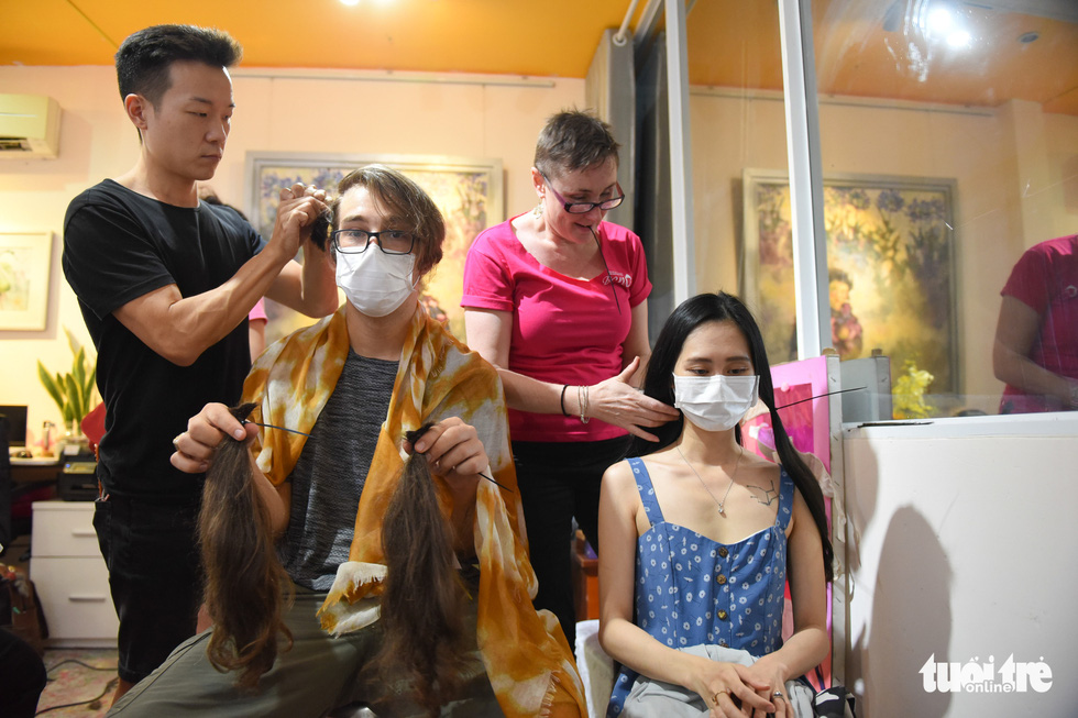 Cảm động bạn trẻ Sài Gòn ‘cắt phăng’ mái tóc gửi tặng bệnh nhân ung thư - Ảnh 7.