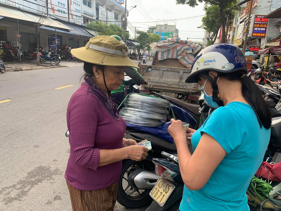 Người Đà Nẵng nháo nhào mua vật dụng chèn chống bão - Ảnh 7.