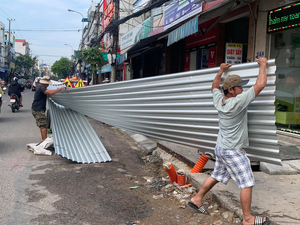 Người Đà Nẵng nháo nhào mua vật dụng chèn chống bão - Ảnh 11.