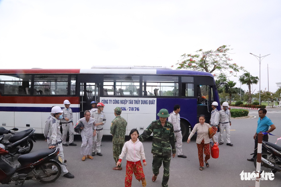 Mở cửa đón dân vào tránh bão số 9: Bà ơi, con gửi sữa ạ! - Ảnh 3.