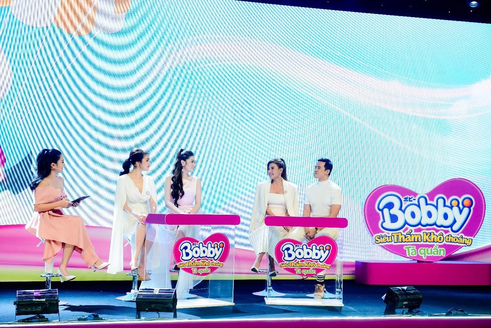 Những khoảnh khắc ấn tượng trong buổi livestream ra mắt siêu phẩm Tã quần Bobby - Ảnh 5. Những khoảnh khắc ấn tượng trong buổi livestream ra mắt siêu phẩm Tã quần Bobby - Ảnh 5.
