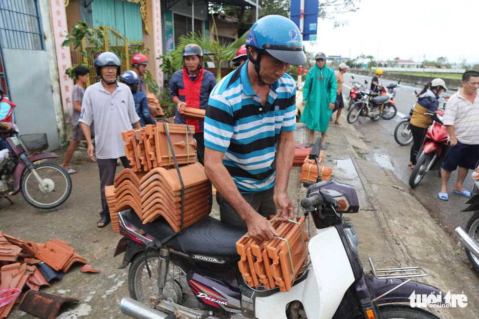 Nhà dân, cây xanh, cột điện... ven quốc lộ 1 xơ xác sau bão số 9 - Ảnh 11.