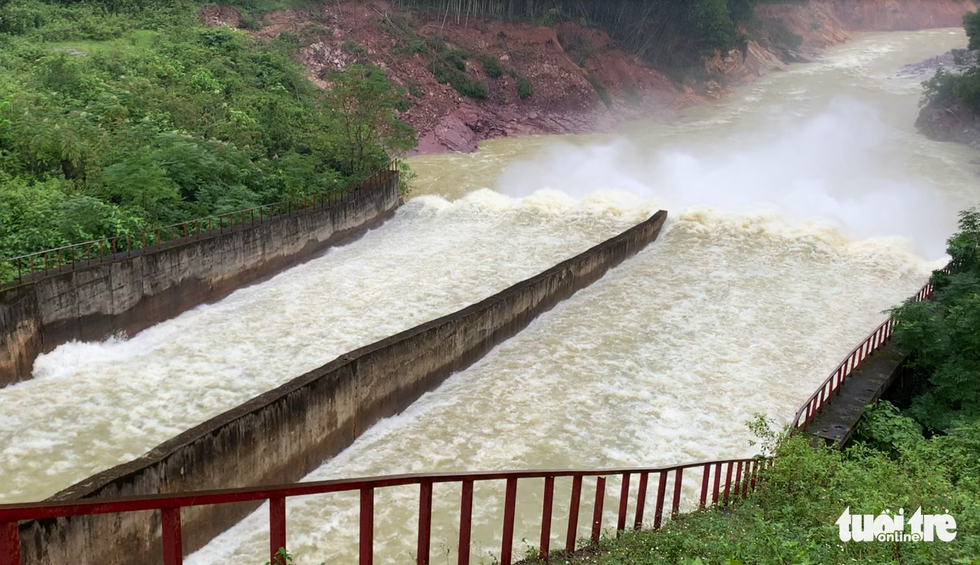 Liều mình săn cá ‘khủng’ dưới chân hồ Kẻ Gỗ - Ảnh 3.