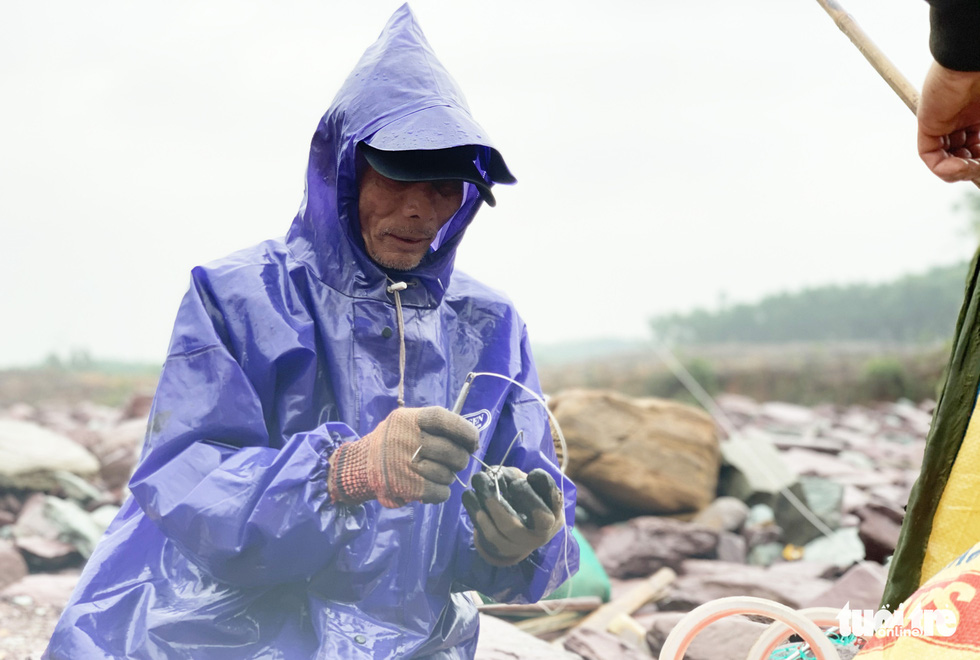 Liều mình săn cá ‘khủng’ dưới chân hồ Kẻ Gỗ - Ảnh 6.