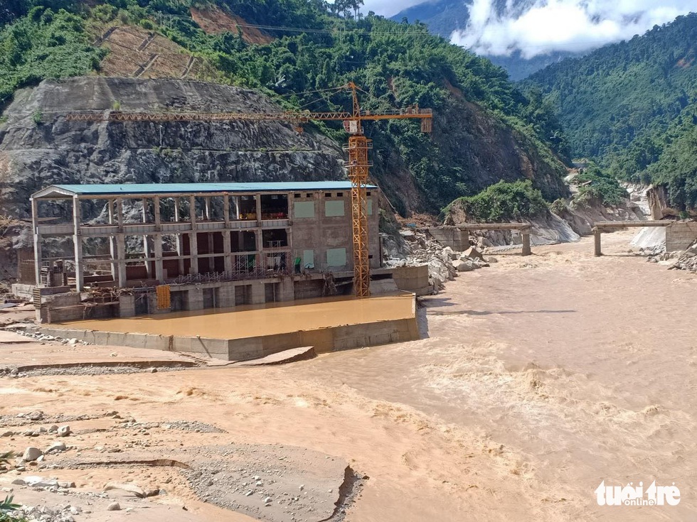 Lũ thượng nguồn sông Đăk Mi, hàng trăm công nhân bị cô lập - Ảnh 9. Lũ thượng nguồn sông Đăk Mi, hàng trăm công nhân bị cô lập - Ảnh 9.