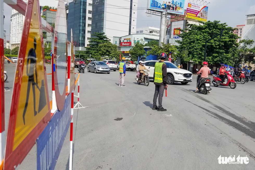 Nhiều người bỡ ngỡ ngày đầu cấm xe qua cầu vượt Nguyễn Hữu Cảnh - Ảnh 6.