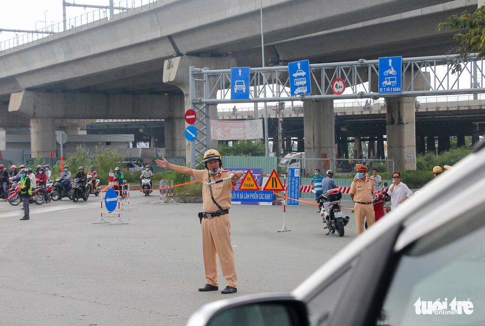 Nhiều người bỡ ngỡ ngày đầu cấm xe qua cầu vượt Nguyễn Hữu Cảnh - Ảnh 9.