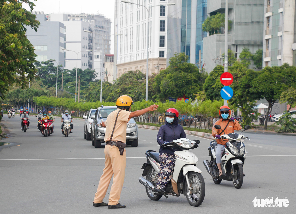 Nhiều người bỡ ngỡ ngày đầu cấm xe qua cầu vượt Nguyễn Hữu Cảnh - Ảnh 7.