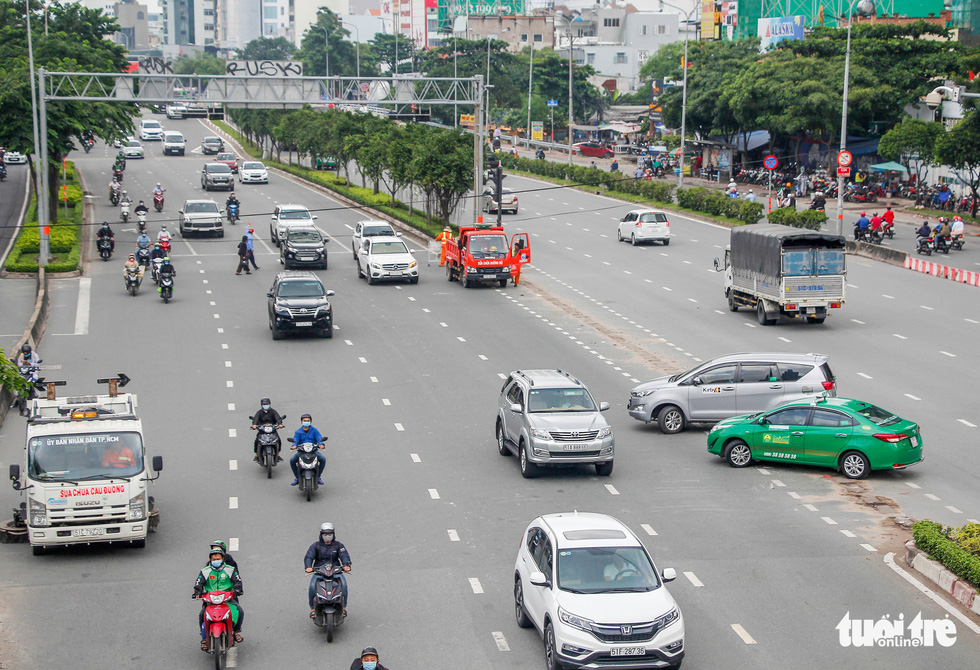 Nhiều người bỡ ngỡ ngày đầu cấm xe qua cầu vượt Nguyễn Hữu Cảnh - Ảnh 10.